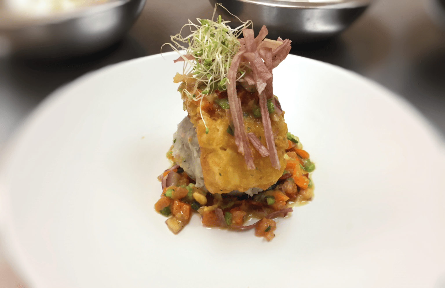 Filete de pescado empanado en tempura de bacalao y vino, escabeche de