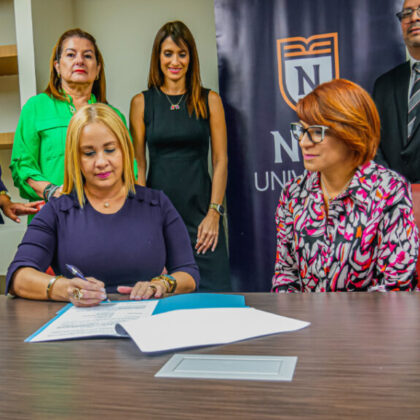 Firmando, Angela Vera, Directora Dept. Desarrollo de Negocio y Mercadeo CCCS y Daliana Rivera, VP de Operaciones de NUC (izq. a der.)